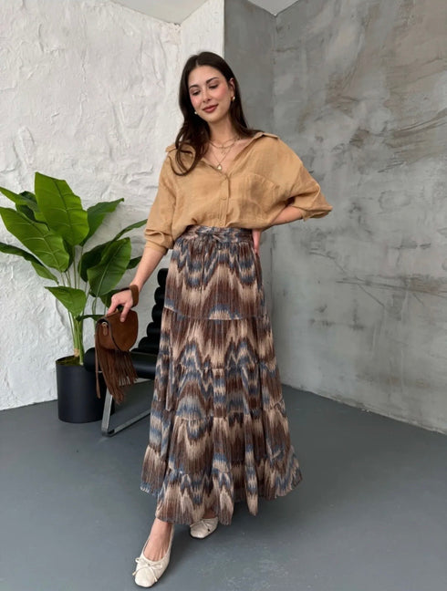 تنورة طويلة منقوشة باللون البني