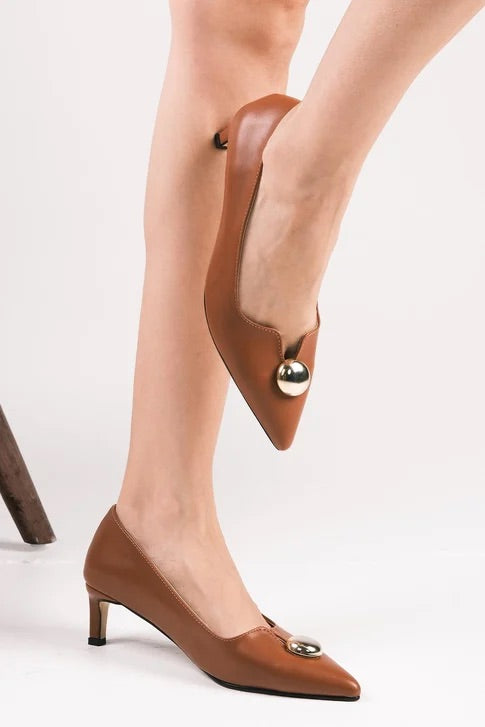 حذاء كعب قصير باللون العسلي