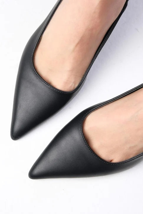 بكعب أسود اللون حذاء