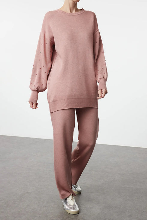 طقم تريكو بتفاصيل اللؤلؤ لون روز