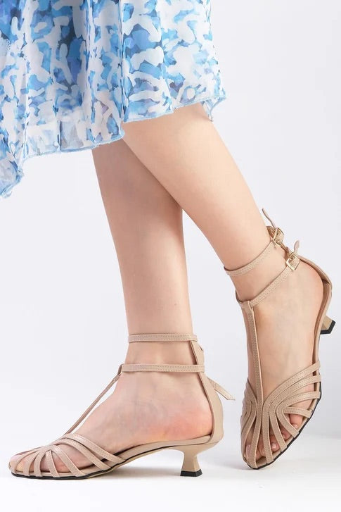 حذاء باللون البيج بكعب قصير