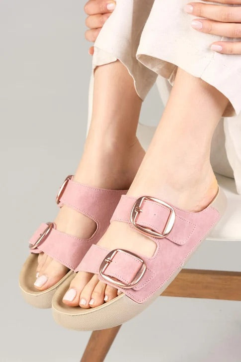 سليبر نسائي باللون الوردي