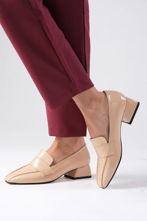 حذاء كعب قصير لون بيج