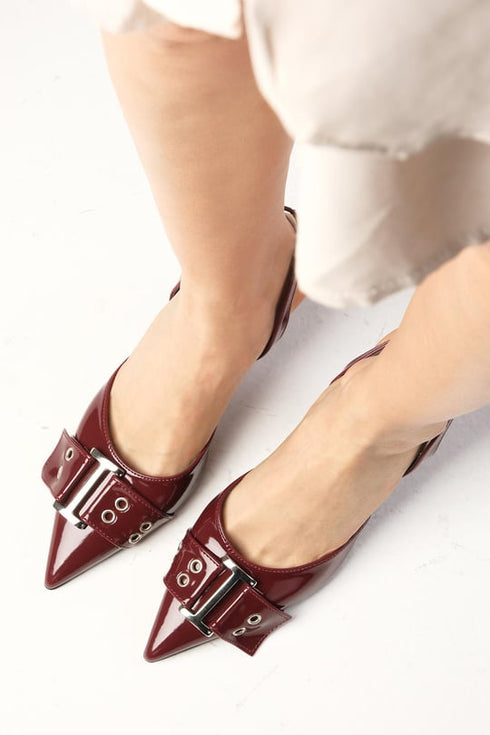 حذاء جلد بكعب عالي باللون البوردو