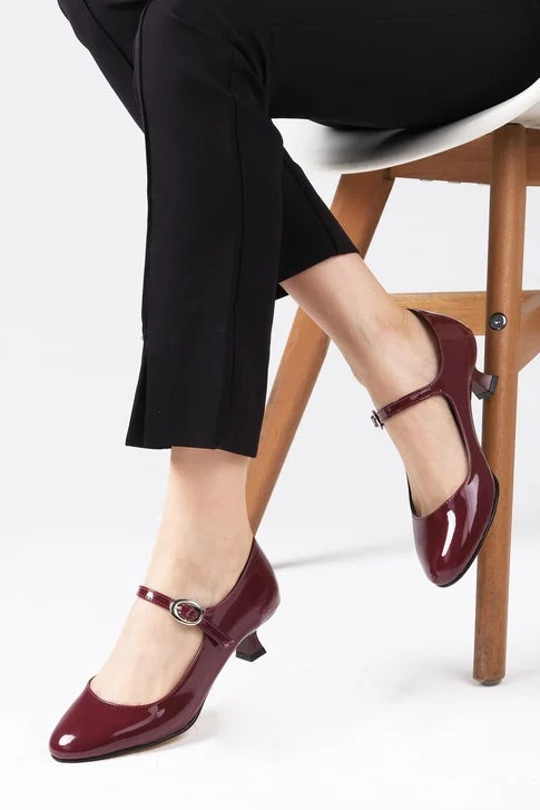 حذاء عنابي اللون بكعب قصير