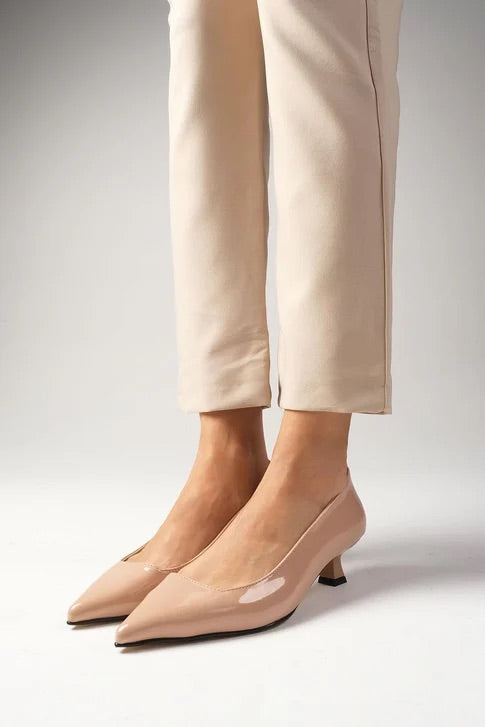 حذاء نسائي بكعب قصير لون بيج