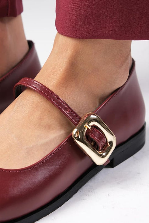 حذاء بالية باللون العنابي