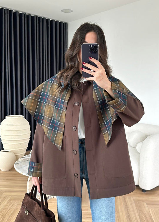 ترانشكوت خريفي مع سكارف