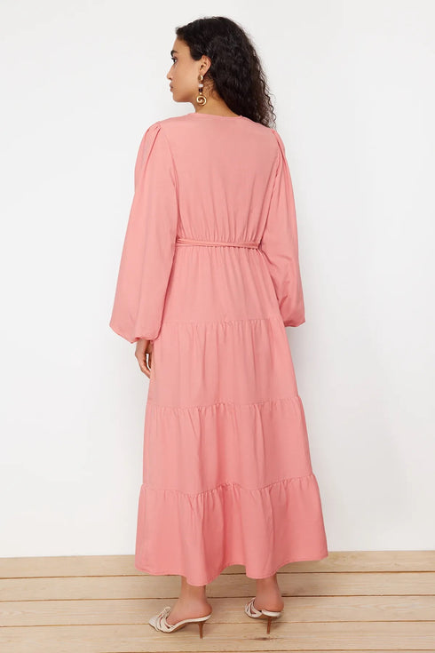 فستان وردي بأزرار وتفاصيل ربطة على الخصر 