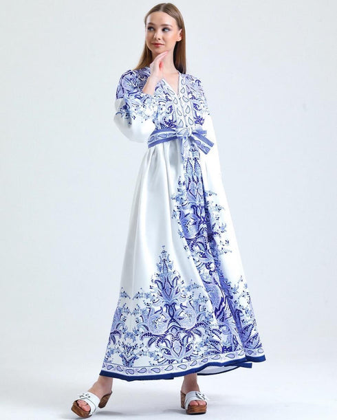 فستان أزرق منقوش بحزام طويل