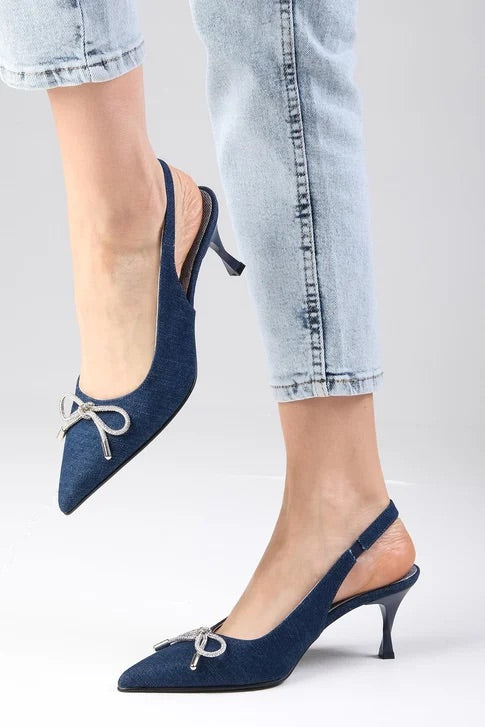 حذاء بكعب من قماش الدنيم باللون الأزرق الغامق