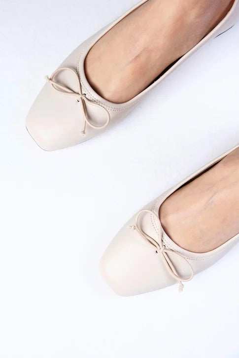 حذاء نسائي بكعب قصير لون بيج