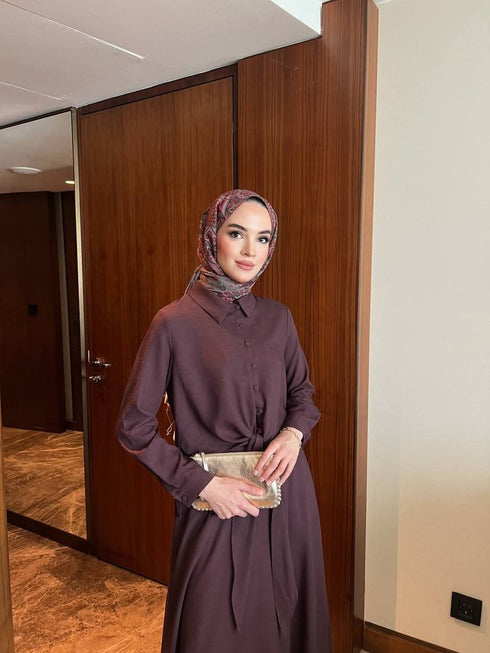 طقم قميص وتنورة باللون البرغندي