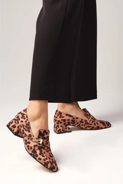 حذاء بكعب قصير بنقشة الفهد