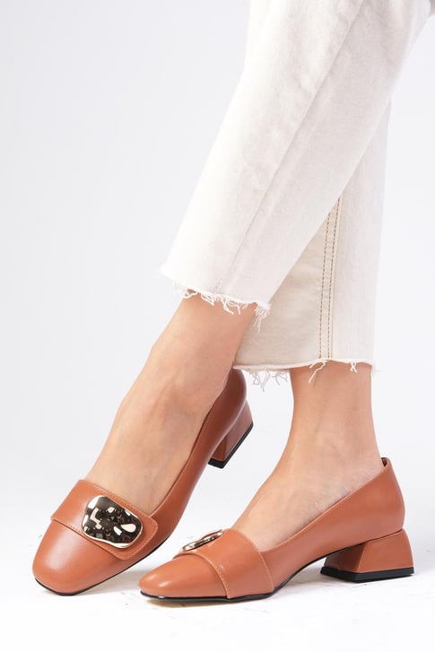 حذاء كعب قصير بلون عسلي