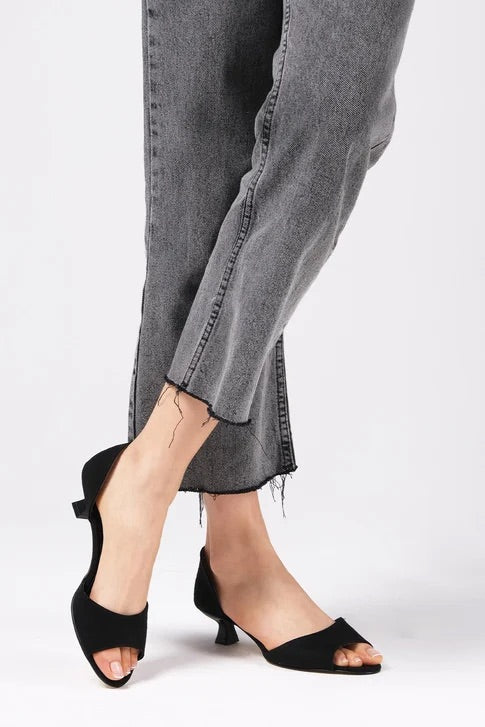 حذاء نسائي أسود اللون بكعب قصير