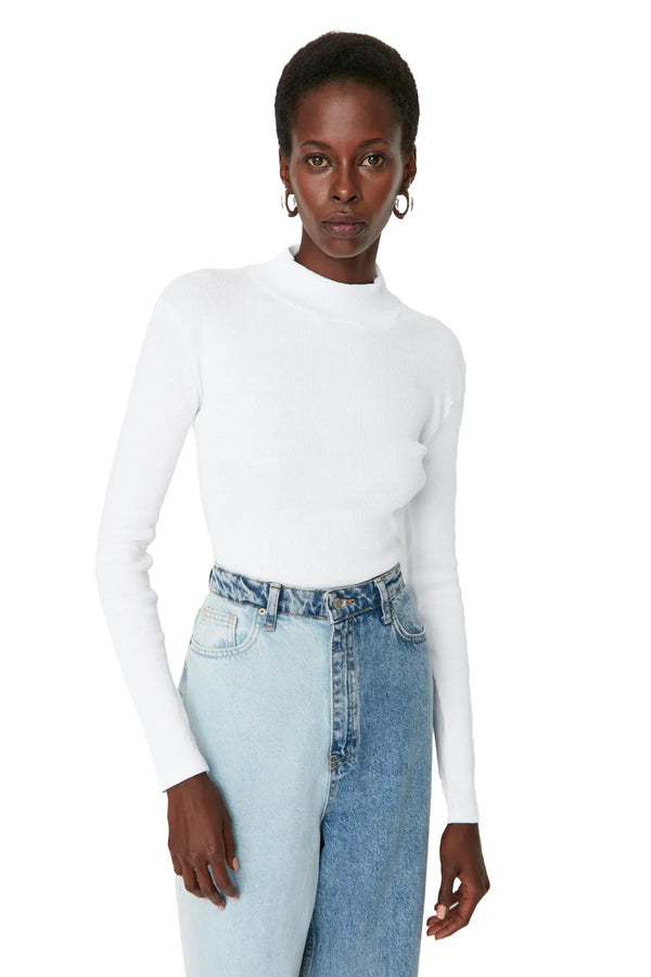 بلوزة بأكمام طويلة باللون الأبيض