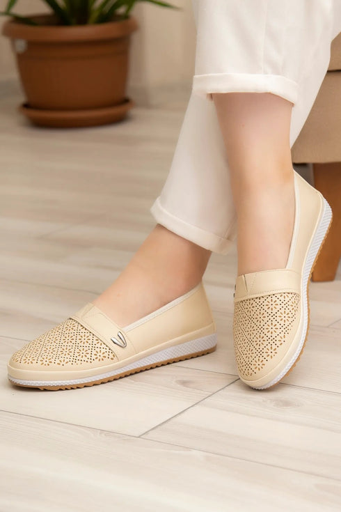 حذاء نسائي يومي باللون البيج