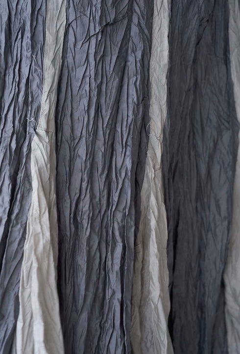 تنورة الفراشة باللون الرمادي