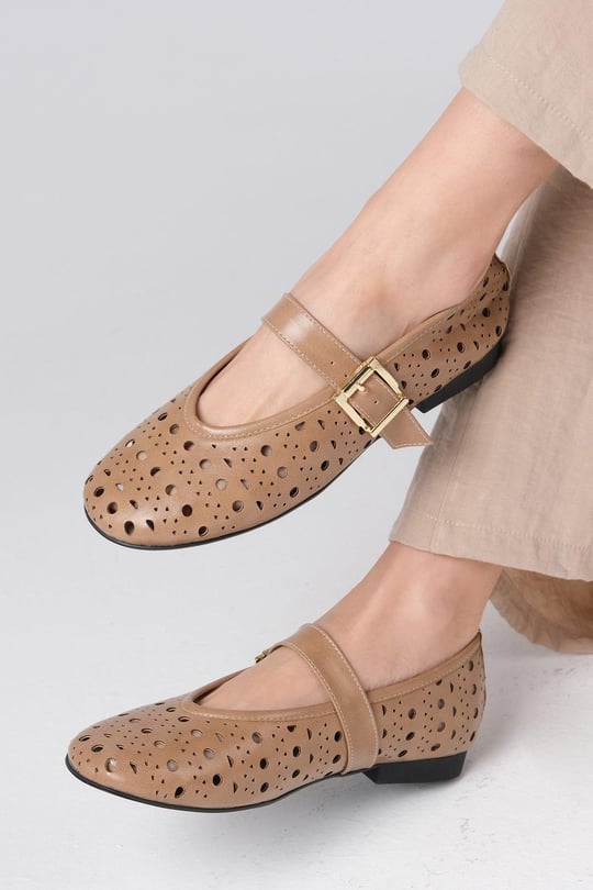 حذاء بالية لون كميل