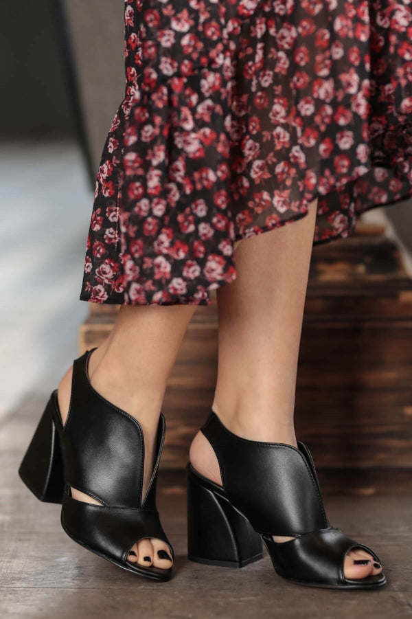 أحذية سوداء ذات الكعب العالي