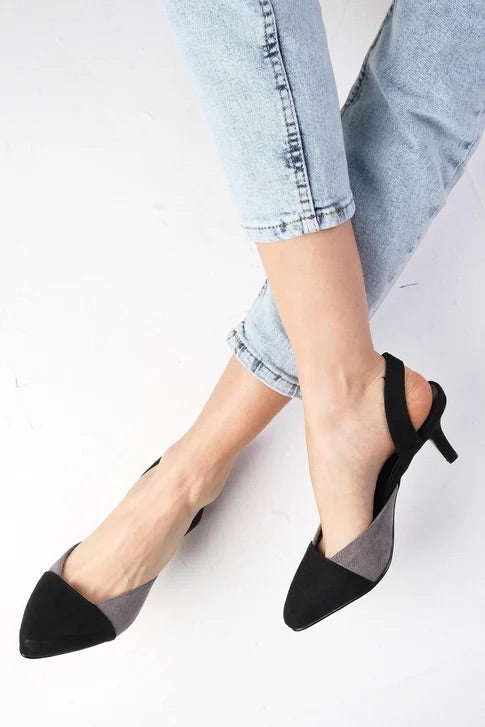 حذاء باللون الأسود بكعب قصير