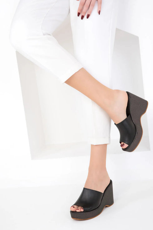 سليبر نسائي بكعب روكي لون أسود