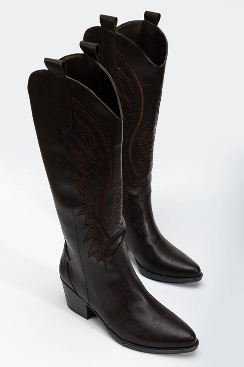 جزمة طويلة مطرزة