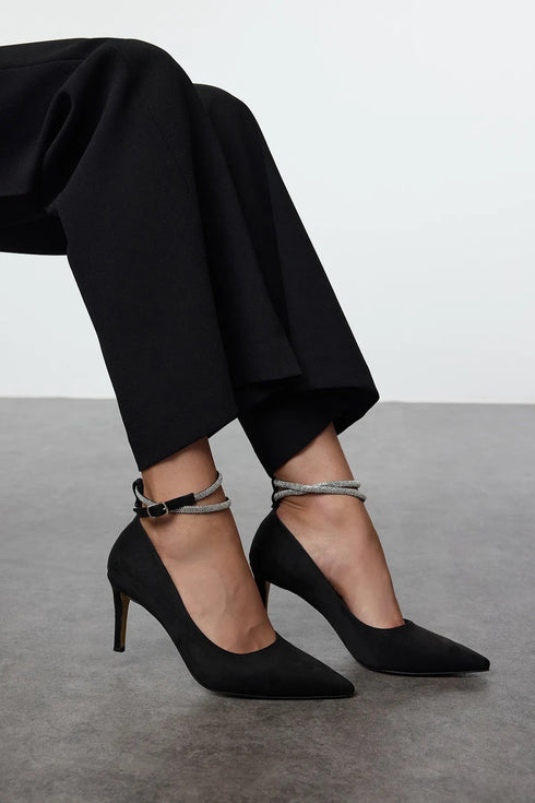 حذاء بكعب كلاسيكي بحزام باللون الأسود