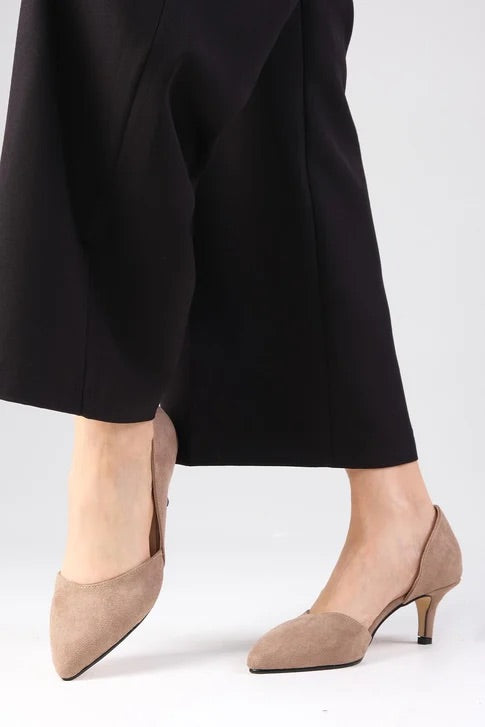 حذاء كعب قصير باللون البيج