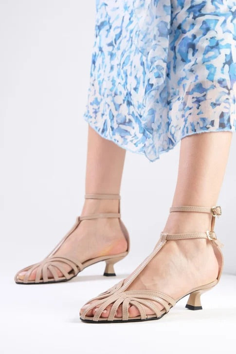 حذاء باللون البيج بكعب قصير