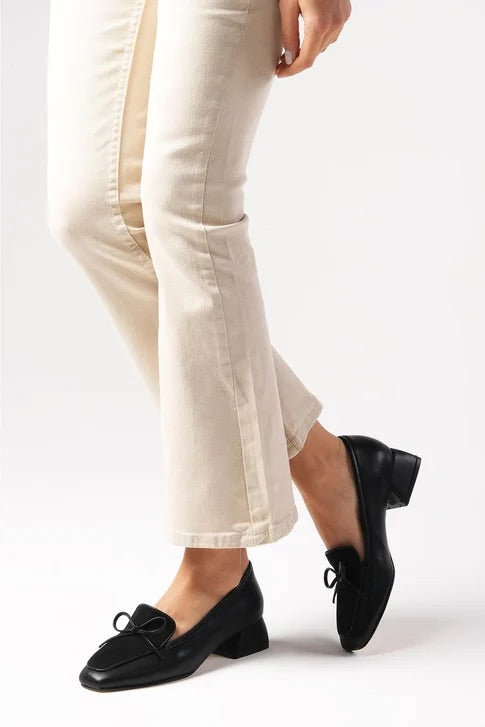 حذاء أسود اللون بكعب قصير