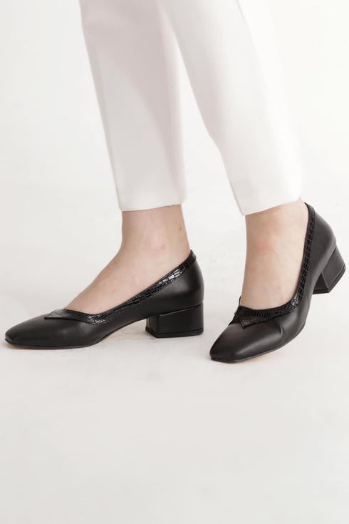 حذاء نسائي بكعب أسود