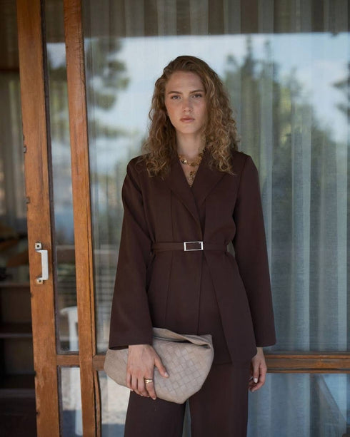 طقم كلاسيكي مع حزام