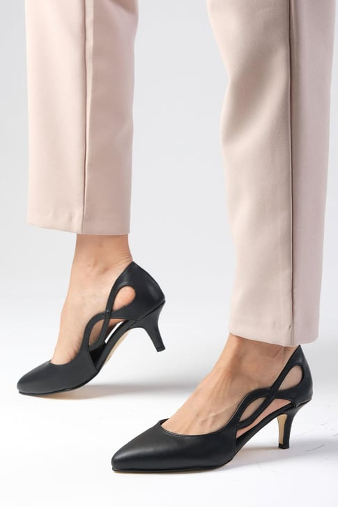 حذاء كعب منخفض بلون أسود