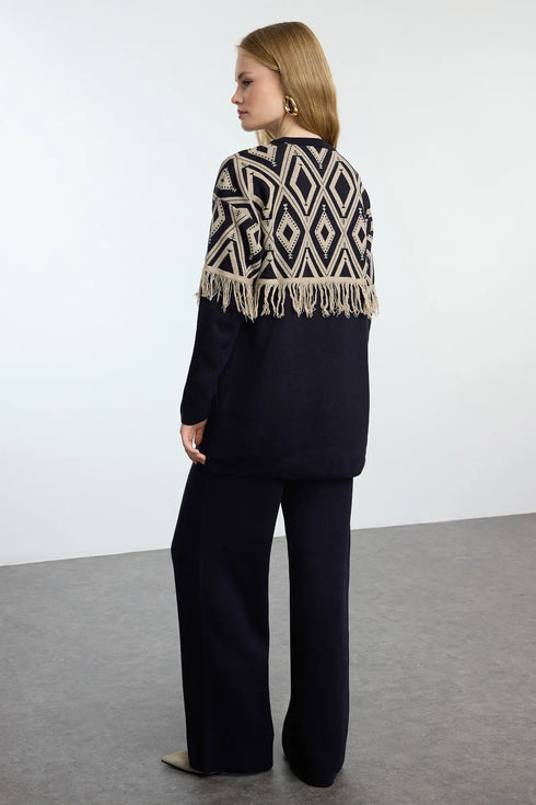 طقم محبوك بتفاصيل منقوشة باللون الأزرق الداكن