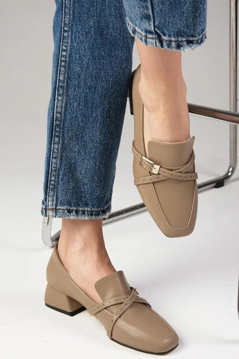 حذاء نسائي بكعب قصير