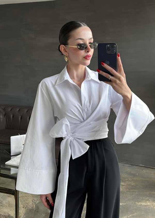 قميص قصير مربوط باللون الأبيض