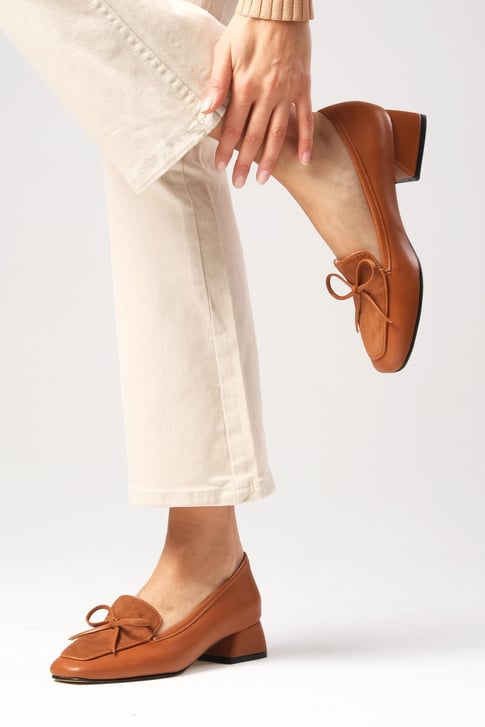 حذاء كعب قصير بلون عسلي