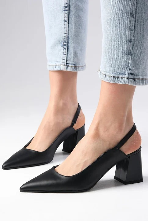 بكعب أسود اللون حذاء