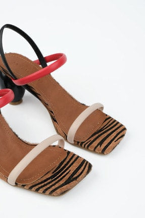 صندل نسائي بكعب ملون