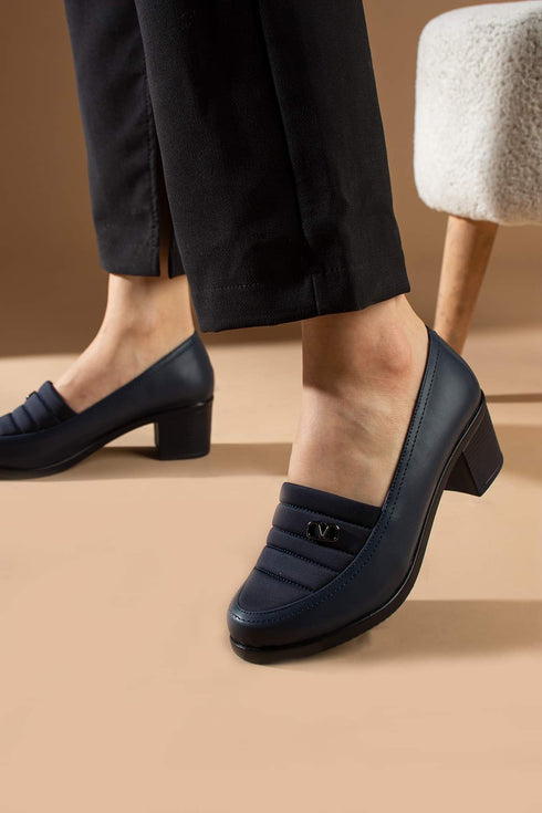 حذاء كعب نسائي باللون الكحلي