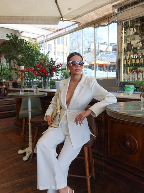 طقم رسمي بحزام باللون الأبيض