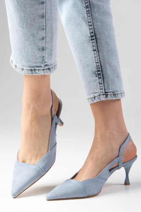 حذاء أزرق اللون بكعب مفتوح من الخلف