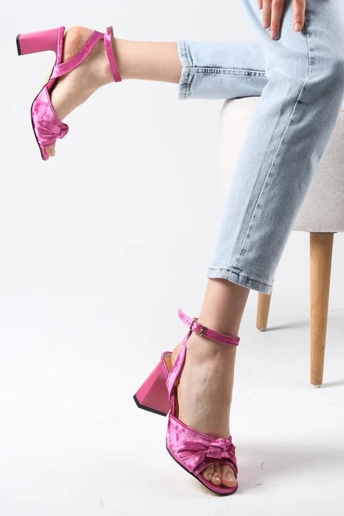 صندل بكعب مخملي بلون فوشي