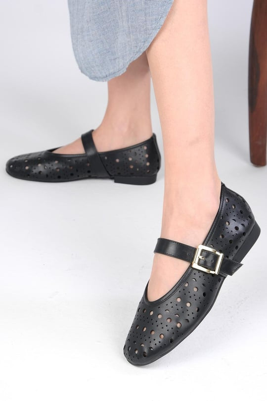 حذاء بالية لون أسود