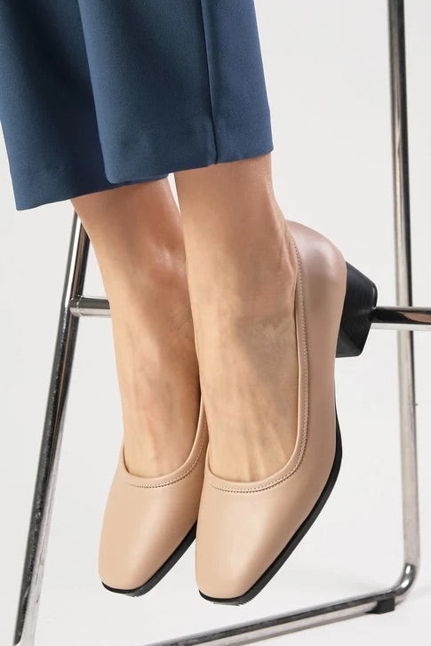 حذاء نسائي بكعب قصير لون بيج