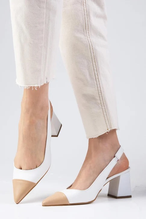 حذاء بكعب مفتوح من الخلف بلون أبيض