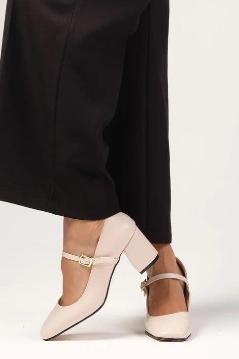 حذاء بكعب عالي لون بيج