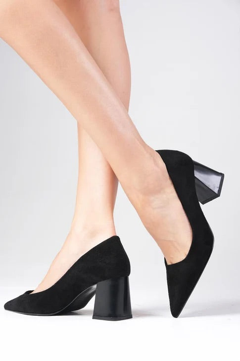 حذاء كعب عالي باللون الأسود